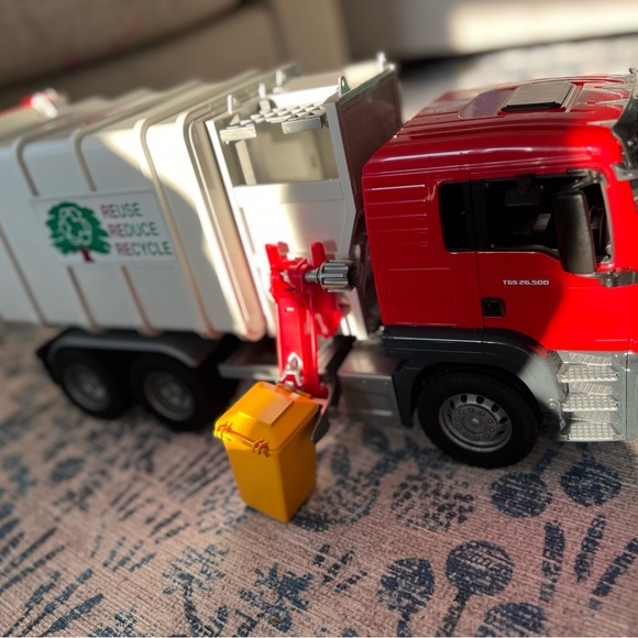 Official large Bruder side loading garbage truck -Excellent condition - Picture 2 of 11